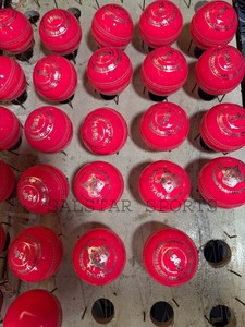 Ball de cricket en cuir rose de haute qualité, durable, 156 g, idéal pour les jeux T2O en extérieur, logo personnalisé, livraison directe d'usine. - Product Image 4