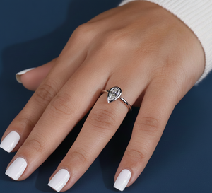 Anillo de compromiso solitario con diamante de laboratorio en forma de pera de 1 quilate, oro blanco de 14K, VVS2, certificado IGI, engaste de bisel, venta al por mayor - Product Image 5