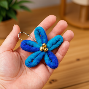 Achetez une épingle à cheveux en feutre de laine faite à la main avec un design de fleur en cristal, accessoires de mode en provenance du Népal - Product Image 3