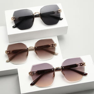 Gafas de Sol Unisex de Lujo Extra Grandes, Cuadradas, sin Marco, con Degradado Multicolor, Protección UV400, Color Gris, para Exteriores - Product Image 4