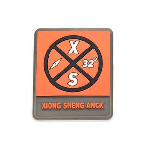 อุปกรณ์ตกแต่งเสื้อผ้าสำหรับธุรกิจจากโรงงานโดยตรง ป้ายโลโก้แบบกำหนดเอง ป้ายยาง PVC เรืองแสงในที่มืด แบบนูน 3 มิติ รีดติดได้ สำหรับกระเป๋าและหมวก - Product Image 3