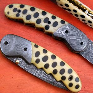 Couteau pliant en acier Damas, lame à pointe tombante, manche jaune avec points noirs, bouton de pouce, couteau de poche - Product Image 3