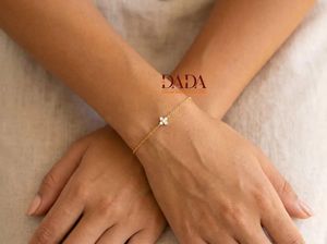 สร้อยข้อมือเพชรทรงใบโคลเวอร์สี่แฉกสุดหรูสำหรับผู้หญิง เพชรที่ได้รับการรับรองว่าผลิตอย่างมีจริยธรรม ชุบทองคำเหลือง - Product Image 6