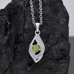 Colgante de Plata de Ley 925 con Peridoto Hecho a Mano, Colgante de Piedra de Nacimiento de Agosto, Joyería con Piedras Preciosas, Regalo Elegante - Product Image 1