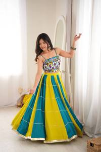 Ensemble Lehenga traditionnel indien pour femme en rayonne, jaune et turquoise, avec dentelle Gota Patti, longueur ras du sol, tenue de soirée, coupe classique, style estival - Product Image 1