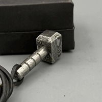 Porte-clés artisanal classique en acier Damas écologique, style marteau Mjolnir, breloque industrielle de style exécutif