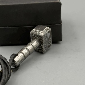 Porte-clés artisanal classique en acier Damas écologique, style marteau Mjolnir, breloque industrielle de style exécutif - Product Image 5
