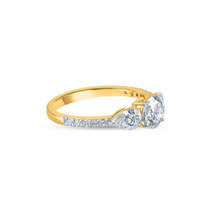 Anillo de compromiso de tres piedras de oro amarillo de 18 quilates Purecarat, elegante anillo de diamantes para novias - Product Image 3