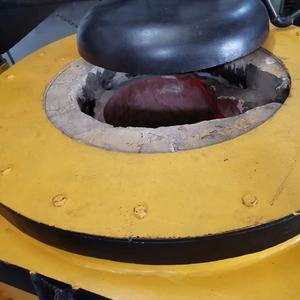 Fourneau de fusion d'aluminium avancé à gaz, capacité de 600 kg par lot, avec bascule hydraulique et système de combustion efficace - Product Image 3