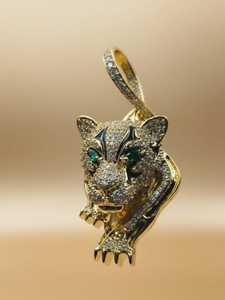 Pendentif panthère de luxe en or 18 carats avec moissanite et yeux d'émeraude, breloque animale thématique pour cadeau unisexe - Product Image 5