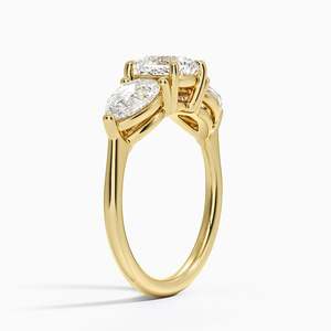 Anillo de Compromiso y Boda de Oro Amarillo con Tres Diamantes Cultivados en Laboratorio de Corte Ovalado, Certificado por IGI, VVS2, Anillo Nupcial Impresionante - Product Image 3