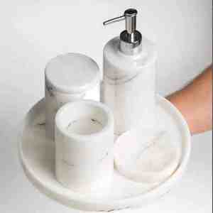 Ensemble de quatre accessoires de salle de bain décoratifs en résine blanche, faciles à nettoyer, pour améliorer l'aspect de la salle de bain et créer une ambiance spa à domicile - Product Image 1