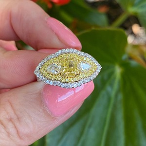 Elegante Anillo de Compromiso y Boda con Diamante Amarillo de Laboratorio, Corte Cojín, Doble Halo, Oro Blanco, VVS+, Certificado IGI, Diseño de Tallo Dividido - Product Image 1
