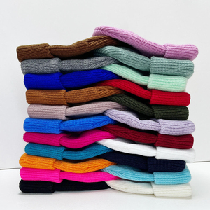 Nouveau bonnet en jacquard uni tendance pour l'hiver, matière de qualité supérieure, bonnet décontracté à vendre - Product Image 3