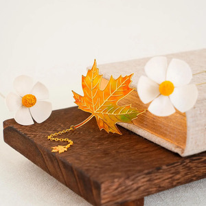 Marcapáginas de hoja de arce de cuero de alta calidad, accesorio elegante diseñado para amantes de los libros y regalos educativos a precio de mayoreo. - Product Image 3