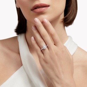 Bague classique en diamant taille ronde avec halo et tige pavée fine – Bijoux de mariage et de fiançailles, élégante bague en diamant style halo - Product Image 2