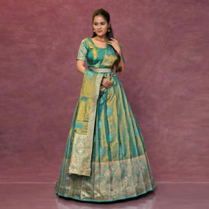 Lehenga Choli de Seda Brocada Regal con Tejido Zari Ornamentado y Detalles de Borde Elegantes, Ideal para Celebraciones Festivas y Bodas para Mujeres - Product Image 3