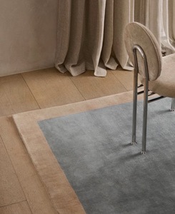 พรมพื้นที่สีน้ำเงินทันสมัยพร้อมขอบสีเบจ – พรมขนนุ่มสำหรับตกแต่งห้องนั่งเล่น ห้องนอน และบ้าน - Product Image 5