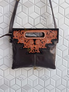 Bolso de hombro de cuero vacuno con grabado artesanal, estilo gitano bohemio, hecho a mano, estilo western, elegante, para mujer. - Product Image 3