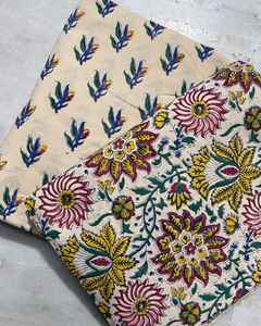 Tissu en pur coton imprimé à la main avec des teintures végétales naturelles, léger et doux, pour robes et couvertures pour femmes, vendu au mètre. - Product Image 4