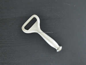 Ouvreur de bière en métal enduit de poudre grise parfait pour les accessoires de barman modernes et la préparation de boissons élégantes - Product Image 6