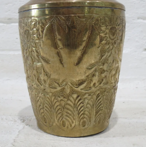 Maceta Decorativa de Metal en Oferta para Arreglos Florales Frescos y Proyectos de Mejora de Interiores Contemporáneos - Product Image 4