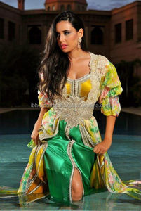 Caftan ouvert sur le devant de style musulman à la mode des Émirats arabes unis avec tissu imprimé et soie avec ceinture de perles brillantes à motif de fleurs - Product Image 1