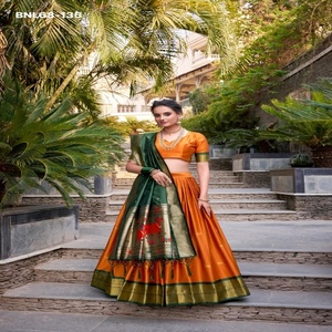 Nuevo Conjunto de Lehenga con Borde de Tejido Jacquard de Seda (Paithani) con Bordado Zari, Choli y Dupatta a Juego, Venta al Por Mayor - Product Image 1