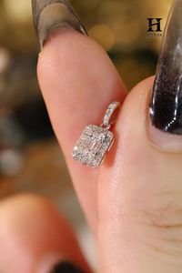 Baguette หรูหราและกลมเพชรคลัสเตอร์จี้ทอง14K เครื่องประดับที่ดี - Product Image 4