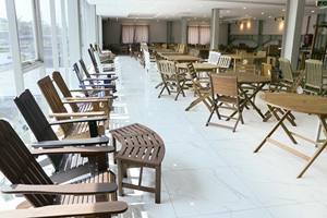 Table de jardin ronde fabriquée à partir de matériaux résistants aux intempéries, offrant des performances cohérentes dans les environnements extérieurs de jardin. - Product Image 6