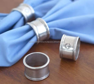 Porte-serviettes rond moderne avec un design élégant en métal, parfait pour les repas à la maison et les accessoires de table de mariage - Product Image 4