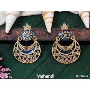 ต่างหูเมเฮนดีแบบพิเศษประดับคุณดัน ชานด์บาลี พร้อมมุกห้อย ตกแต่งด้วยมุกแบบดั้งเดิม เหมาะสำหรับเจ้าสาวในงานแต่งงานและงานเฉลิมฉลอง - Product Image 2