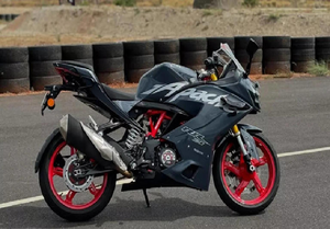 Motocicleta TVS "APACHE RR 310" Deportiva Roja con Asiento Negro y Escape Plateado en la Pista, TVS Apache RR 310 Plateada - Product Image 2