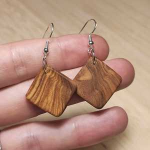 Boucles d'oreilles pendantes tendance pour femmes, en résine et bois, pour occasions festives, design personnalisé, Inde MN EXPORTS, modèle MNE-1106, canal de distribution - Product Image 1