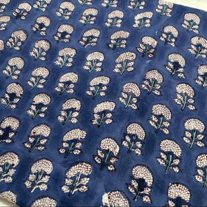 Tela de algodón estampada a mano con motivos florales índigo, tela de algodón estampada a mano de Jaipur, tela de algodón con motivos pequeños para confección de vestidos. - Product Image 1