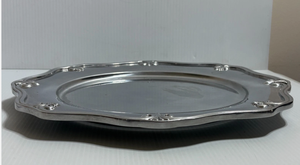 Plato de presentación decorativo de metal con borde festoneado y diseño de flor-de-lis en estaño plateado antiguo para servicio de mesa - Product Image 2