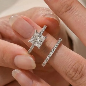 Anillo de Compromiso de Diseño Moderno en Plata 925 con Baño de Oro Blanco de 18K y Diamante Moissanita de 2Ct, Corte Princesa, Halo Oculto, Solitario - Product Image 1