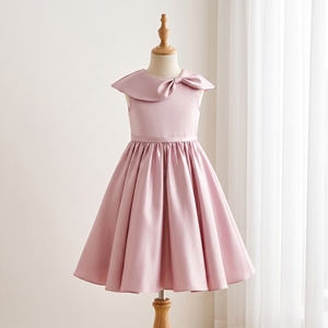 Robe de demoiselle d'honneur élégante rose poudré unie pour filles, coupe trapèze, en satin, avec nœud au col, sans manches, Tutupetti, fabriquée au Vietnam - Product Image 1