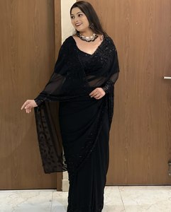 Sari de Georgette con Bordado de Cuentas Negras y Borde Calado, Blusa de Diseñador de Alta Calidad, Sin Arrugas, Elástica, para Bodas y Fiestas - Product Image 1