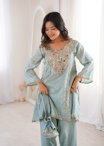 ชุดเซ็ต Antra Lifestyle สีชมพู ผ้าไหม ซัลวาร์ คามีซ ประดับกระจก ลูกไม้ แห้งเร็ว เสื้อคุर्ติสั้น กางเกงขายาว ทรงปกติ สไตล์อินเดียสมัยใหม่ - Product Image 4