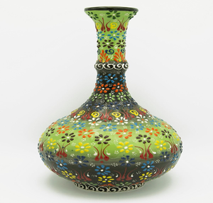 Jarrón de cerámica estilo Iznik clásico con motivos florales y auténticos diseños azules mediterráneos, disponible a precios de mayorista. - Product Image 2