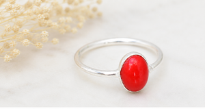 Bague en argent avec corail rouge, bague en corail rouge naturel, bague ovale en pierre précieuse de corail, bague en argent sterling, bijou artisanal de caractère, cadeau - Product Image 1