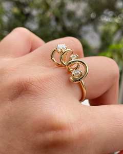 Bague en moissanite à spirale ouverte en or jaune 14 carats, bijou moderne et audacieux, bague de fiançailles à trois pierres taille ronde, bijoux personnalisés - Product Image 3