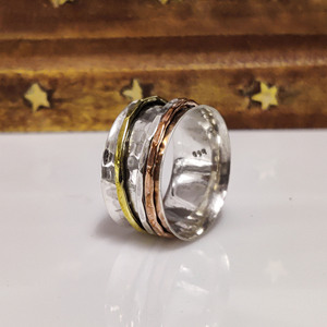 Bague anti-stress tricolore faite à la main, en métaux mélangés, pour la méditation, bijou bohème tendance, cadeau pour elle/lui - Product Image 4