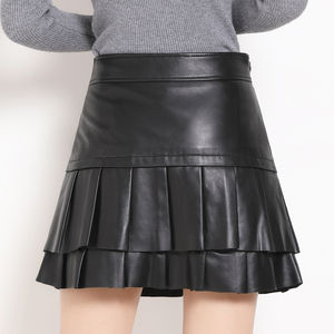 Jupe mini plissée en cuir noir taille haute pour femme, design superposé, détail boutonné, mode féminine OEM ODM - Product Image 4
