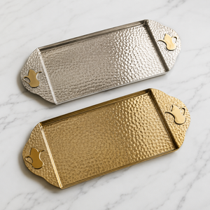 Ensemble de plateaux rectangulaires martelés en argent et or, ornés d'une incrustation de style arabesque sur les poignées, pour un service élégant à la maison. - Product Image 1