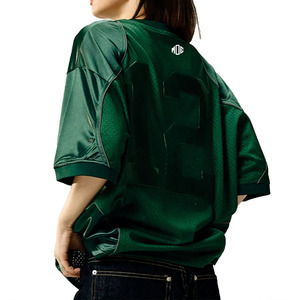 เสื้อฟุตบอลอเมริกันตาข่ายสีเขียวระบายอากาศได้ดี 220GSM ทรงโอเวอร์ไซส์ หมายเลขปั๊มนูน แผงแบบกำหนดเอง เสื้อฟุตบอลกีฬา ขายส่ง - Product Image 4