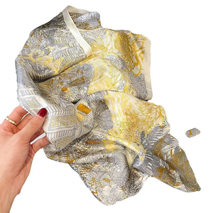 Foulard 100% Soie de Mûrier Imprimé Jungle Vintage, Gris Doré, à la texture soyeuse, carré, multifonctionnel, utilisable comme bandeau pour cheveux et accessoire de sac - Product Image 2