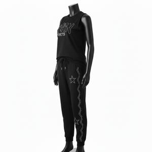 Conjunto de camiseta sin mangas y pantalón para mujer, transpirable, 240 GSM, algodón y poliéster, diseño de paneles negros, logotipo con pedrería. - Product Image 4