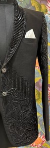Blazer de smoking noir obsidienne TR Lachka Base Shadow Petal avec franges verticales effet goutte et motif floral de jardin - Product Image 3